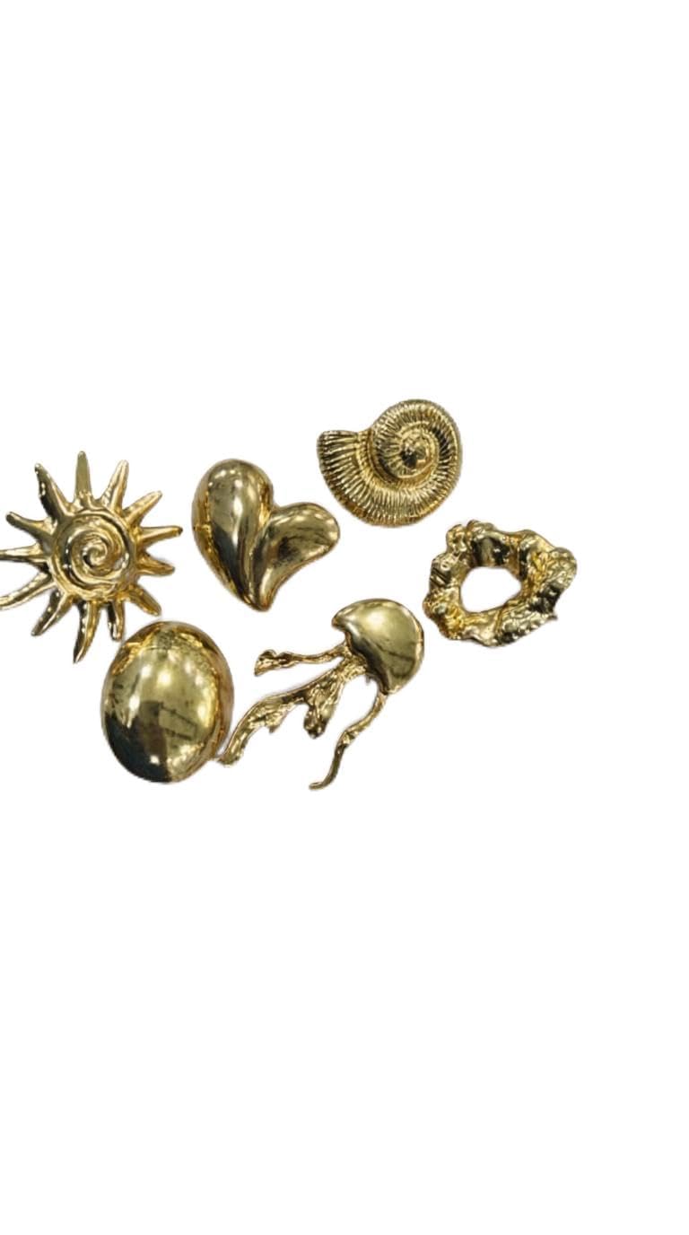 Cute brooch for women, classic shiny gold accessory perfect for dress, beach party, dancing and banquet, enhance elegance with unique design.