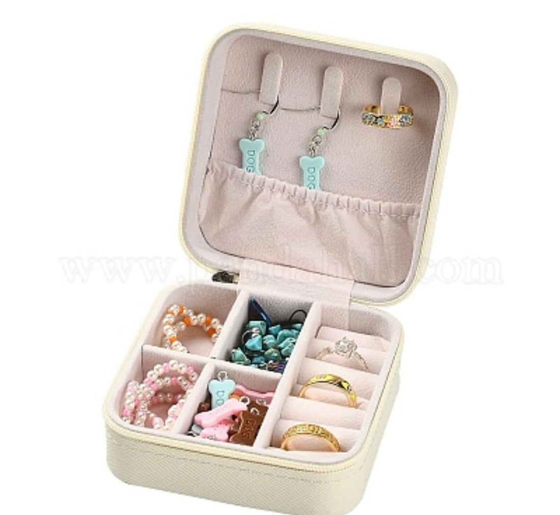 Mini Jewelry Travel Case, Organizer, Portable for Ring, Pendant, Earring, Necklace, Bracelet Holder Boxes (off white) منظم مجوهرات صغير للسفر للخاتم ، قلادة ، قرط ، قلادة ، صندوق منظم السوار (پينك)
