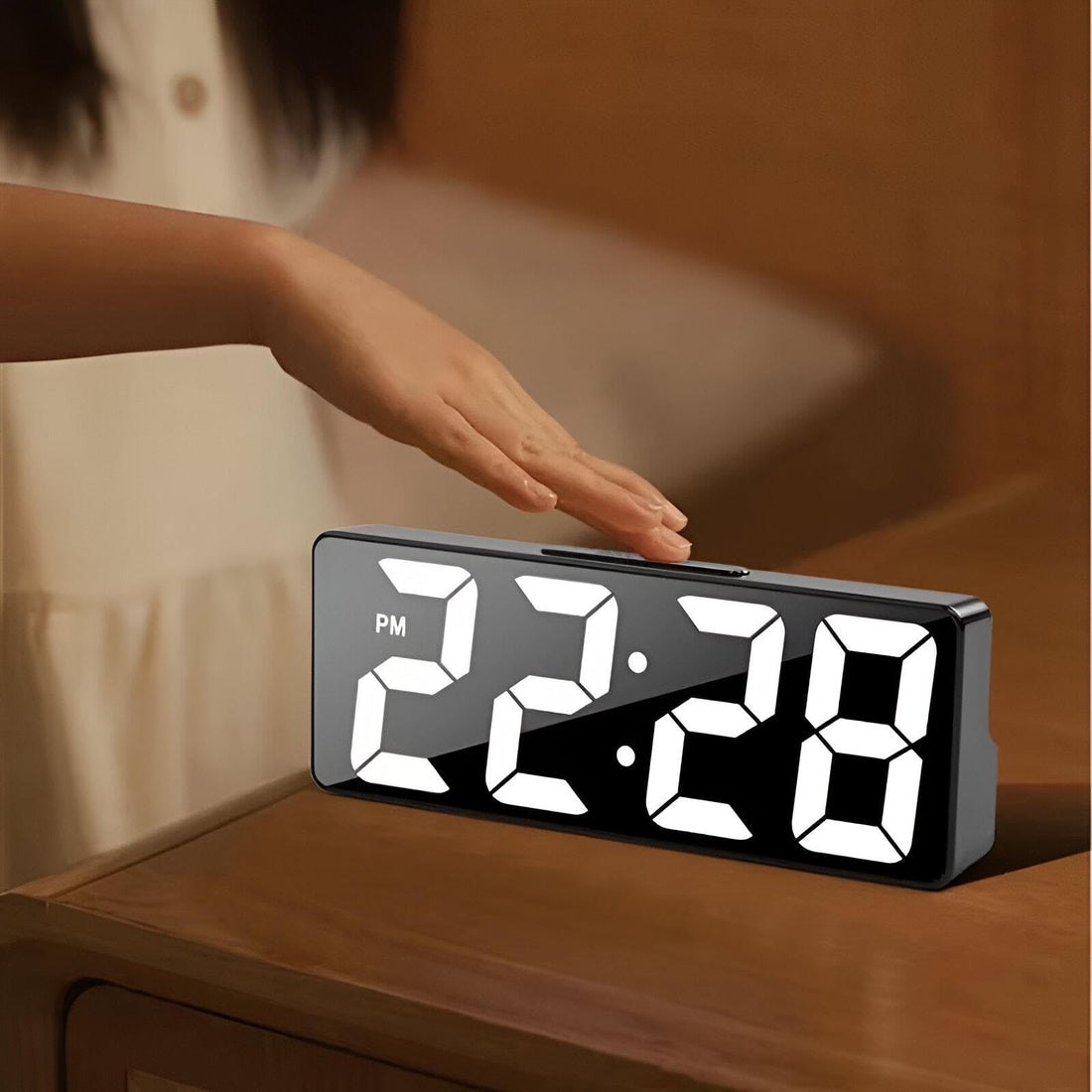 Decorative Bedroom Mirror Alarm - smart lighting controls, three snooze cycles, dual charging methods, designed to seamlessly integrate into your roomscape while ensuring timely wake-ups