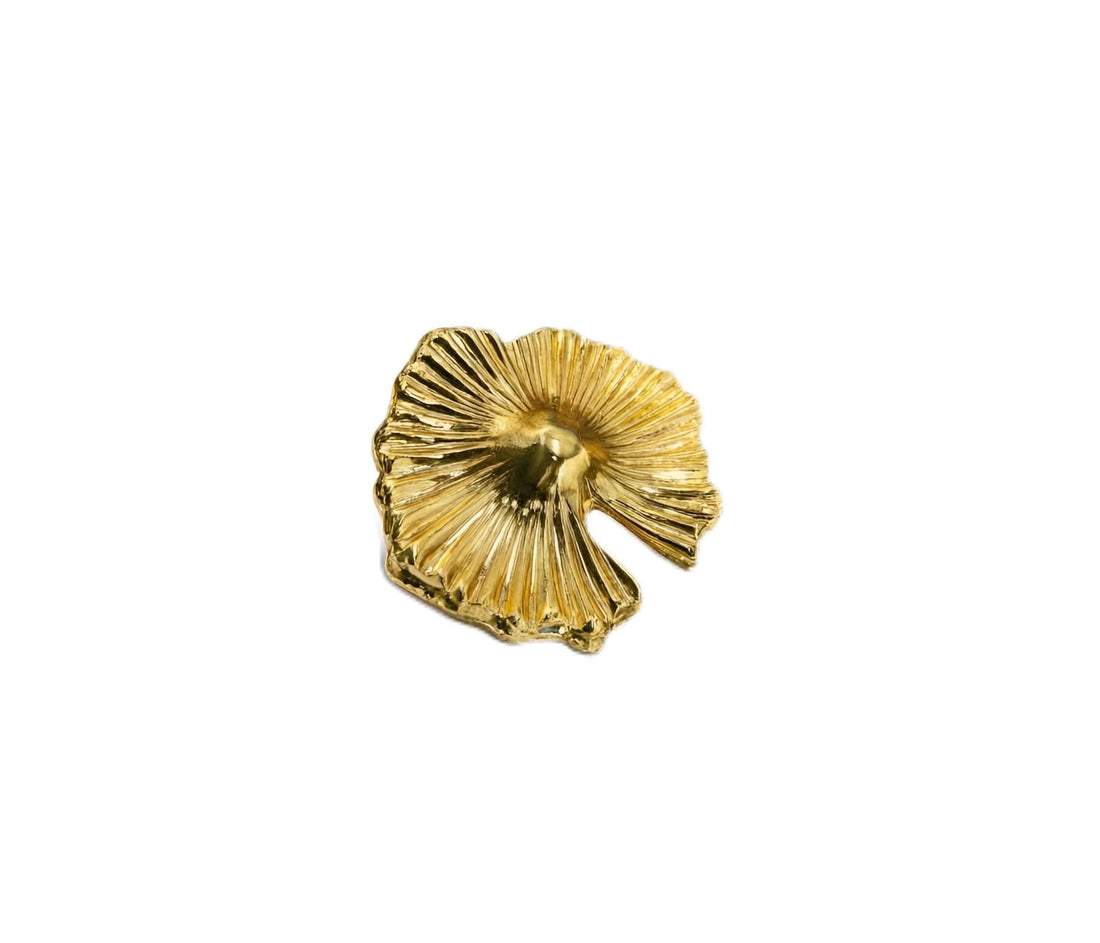 GOLD BROCH - Luxurious stainless steel safety pin decorated with classic pearl beads, designed for women who appreciate sophisticated elegance. This golden accessory is your fashion style.