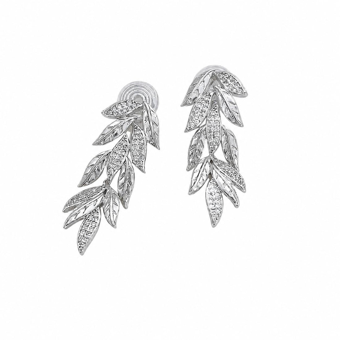 Earrings with a dangling leaf design, adorned with elegant glitter, give you a sophisticated look inspired by the beauty of nature