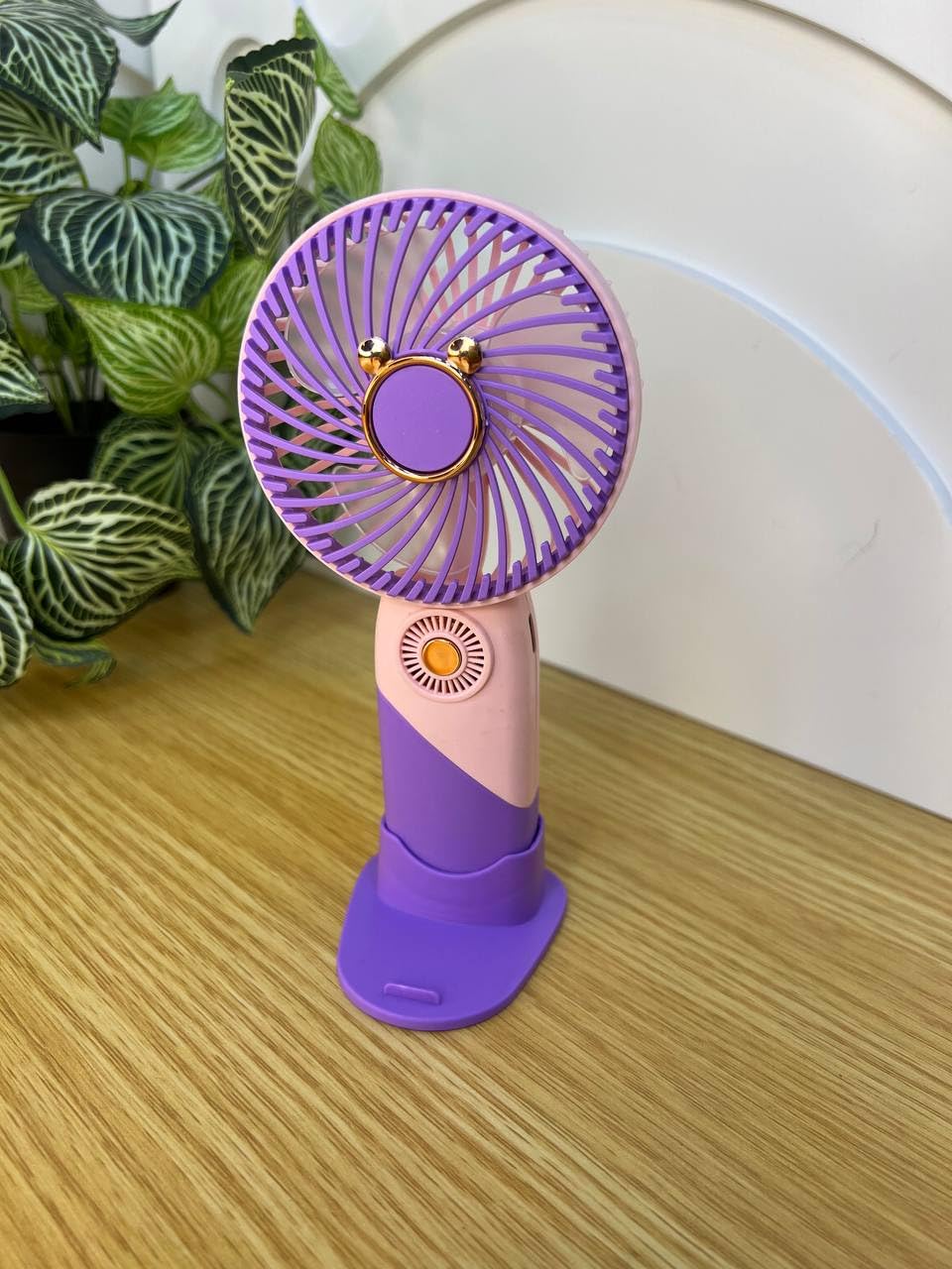 The Perfect All-Time Mini Fan, Lightweight and Portable, Used During Exams, Club, or Travel, Easily Charged via USB with Handy Mount Holder (1pcs)