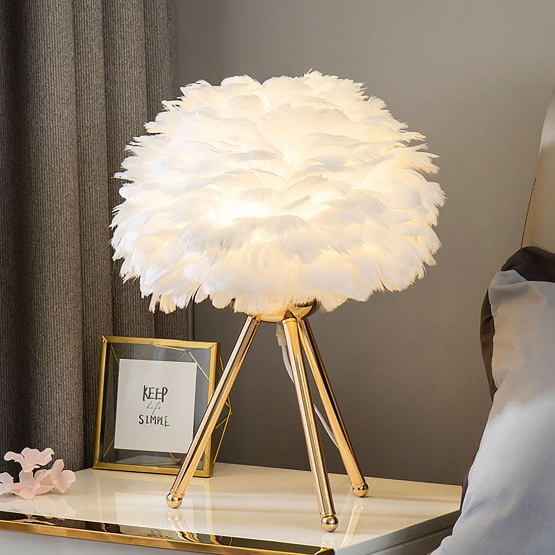 Tazweeq White Furry Tripod Feather Table Lamp, Princess Feather Desk Lamp, Bedside Lights, Girl's Bedroom Atmosphere Light