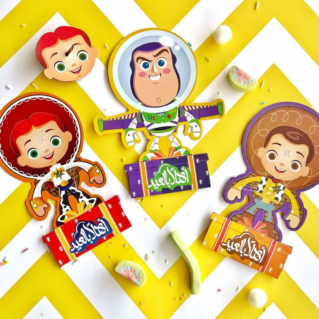 Greeting card with a tube envelope for Eid gifts, with the ability to detach and reattach the character heads in a spinning top effect. 3 cards with 3 characters.