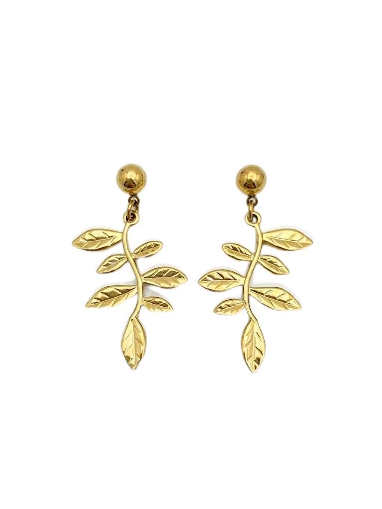 Elegant gold earrings with a design inspired by the delicacy of leaves to give you a touch full of femininity and attractiveness.