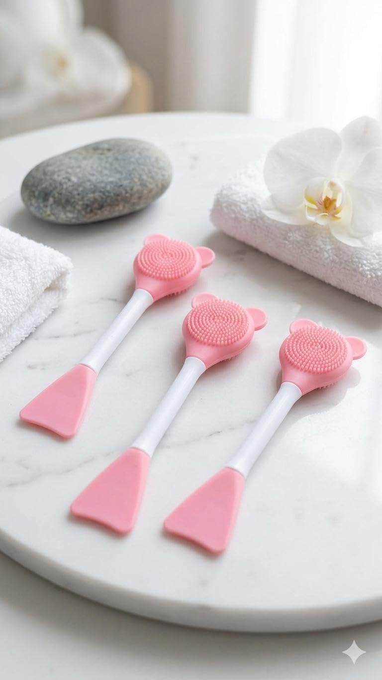 Mask brush - a silicone tool for distributing the mask with a cleaning pad that ensures a hygienic application, prevents the transfer of bacteria from the hands, and avoids the appearance of pimples