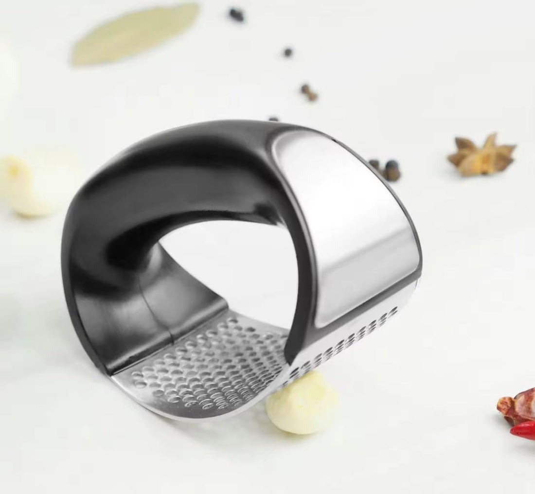 Stainless Steel Manual Garlic Mincer, Ergonomic Arc Design, Professional Kitchen Tool for Easy Garlic and Ginger Mincing, Durable and Easy to Clean.