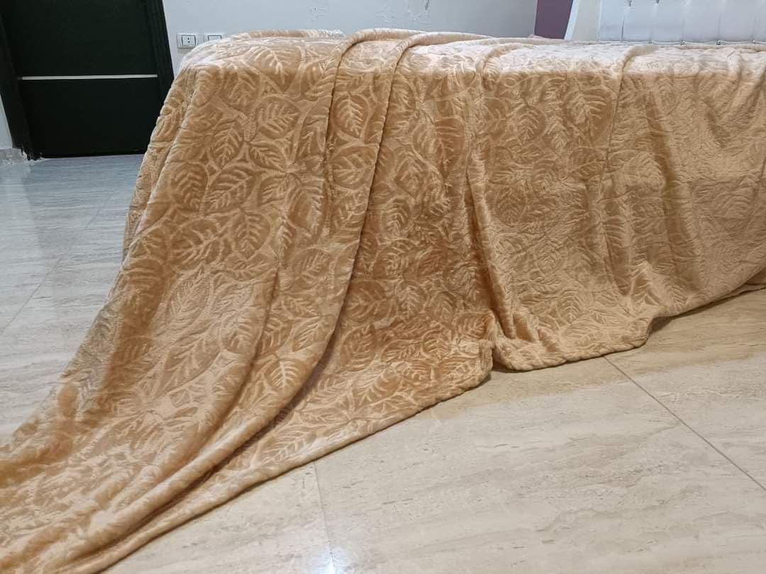 Generic Luxury Embossed Leaf Pattern Throw Blanket, Camel Beige, Plush Velvet, Heavy Weight, 200/210 cm, Thermal Heated .flo (beige)