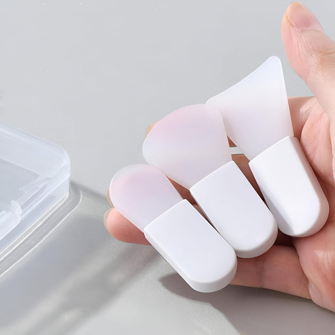 Silicone Spatula Knife Set of 3 for Precise and Flexible Application and Removal of Creams and Masks with Easy Open and Lock Plastic Case for Professionals Silicone Spatula