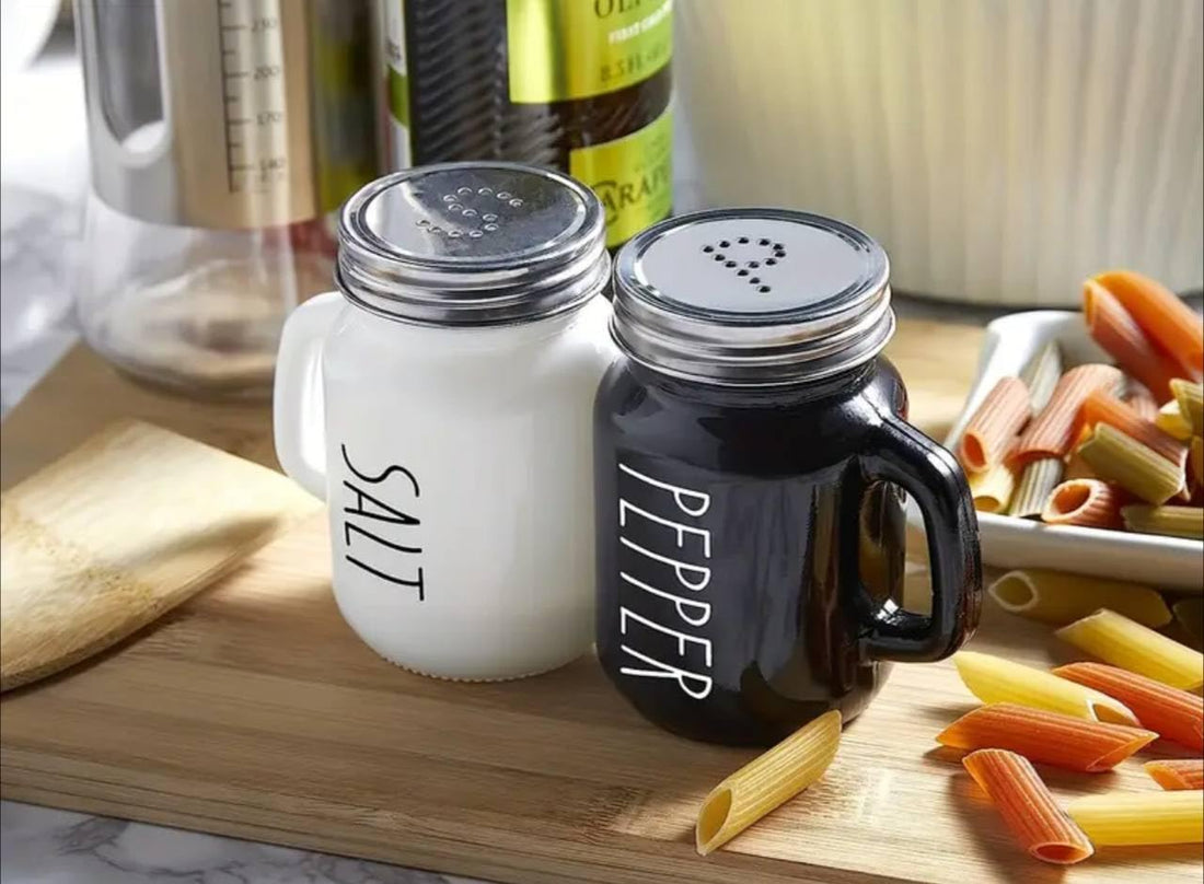 Generic Mason Jar Salt and Pepper Shaker Set, Black and White, Kitchen Condiment Dispensers with Handle .lo