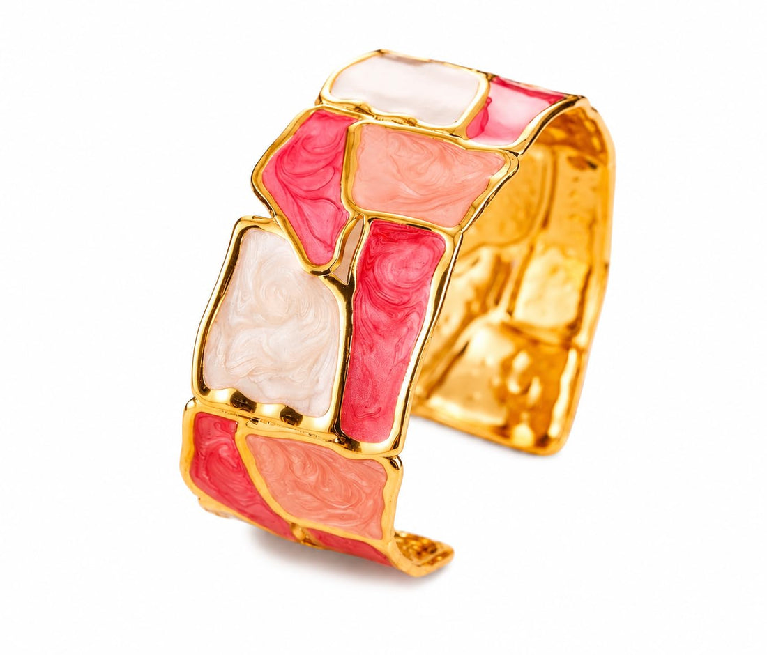 A bracelet with an elegant design that combines shades of pink and pearl with a luxurious gold touch, giving you a distinctive modern look.