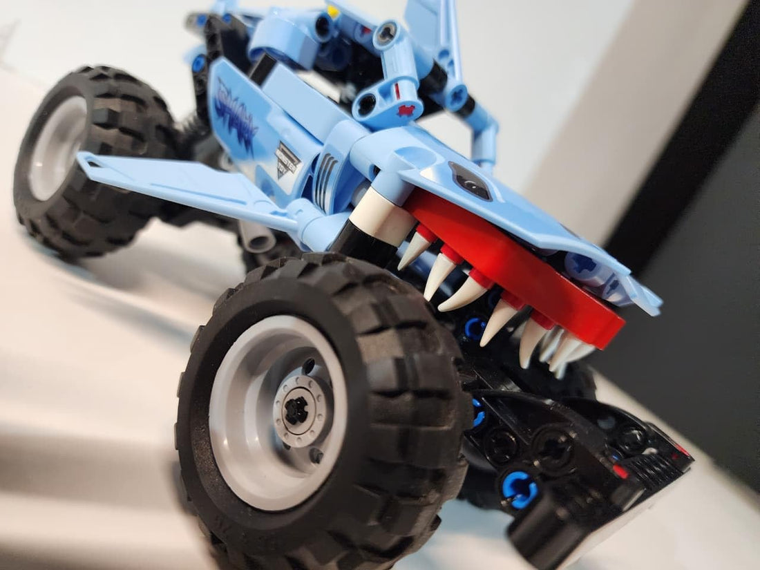 2-in-1Pull Back & GO Building Blocks Set - مكعبات ليجو - Blue Car & Shark with moving Fins & Teeth steering wheel. Tech Bricks Shark Monster Truck– 259+ PCS. Transforming Car Kit for Kids Ages 8+