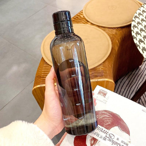 Plastic Water Bottle with Time Marker, Large Capacity Leakproof Drink Bottle Transparent Milk Juice Simple Cup for Men Women Gym Outdoors Sports Fitness (500ML, Black)