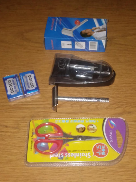 2 Blade Metal Razor with Mini Scissors Multi Color 2 Dozen Razor Blades