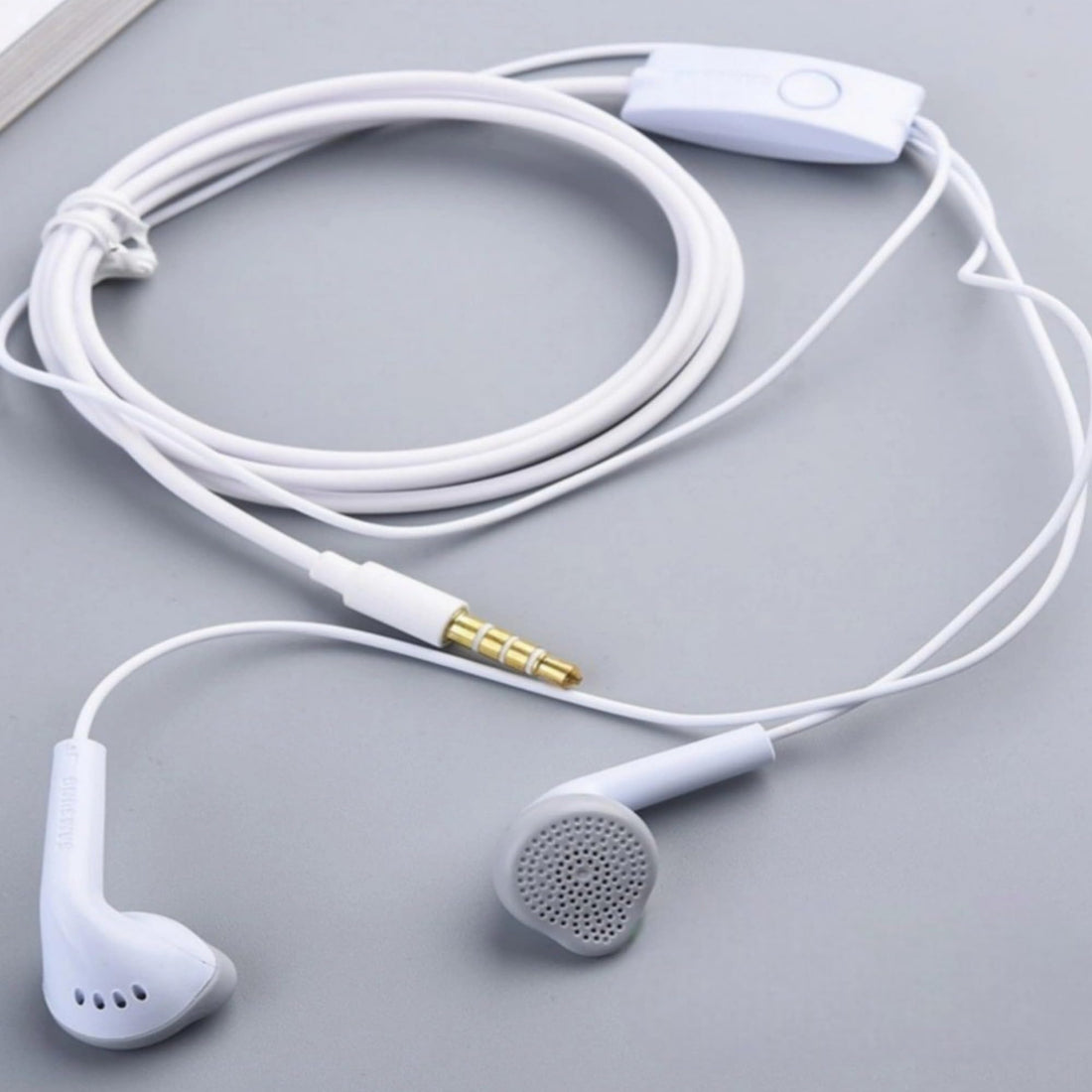 Wired earphones Compatible with Samsung Galaxy smartphones, tablets, with jack and built-in microphone. Clear stereo sound and comfortable ear design. White color.