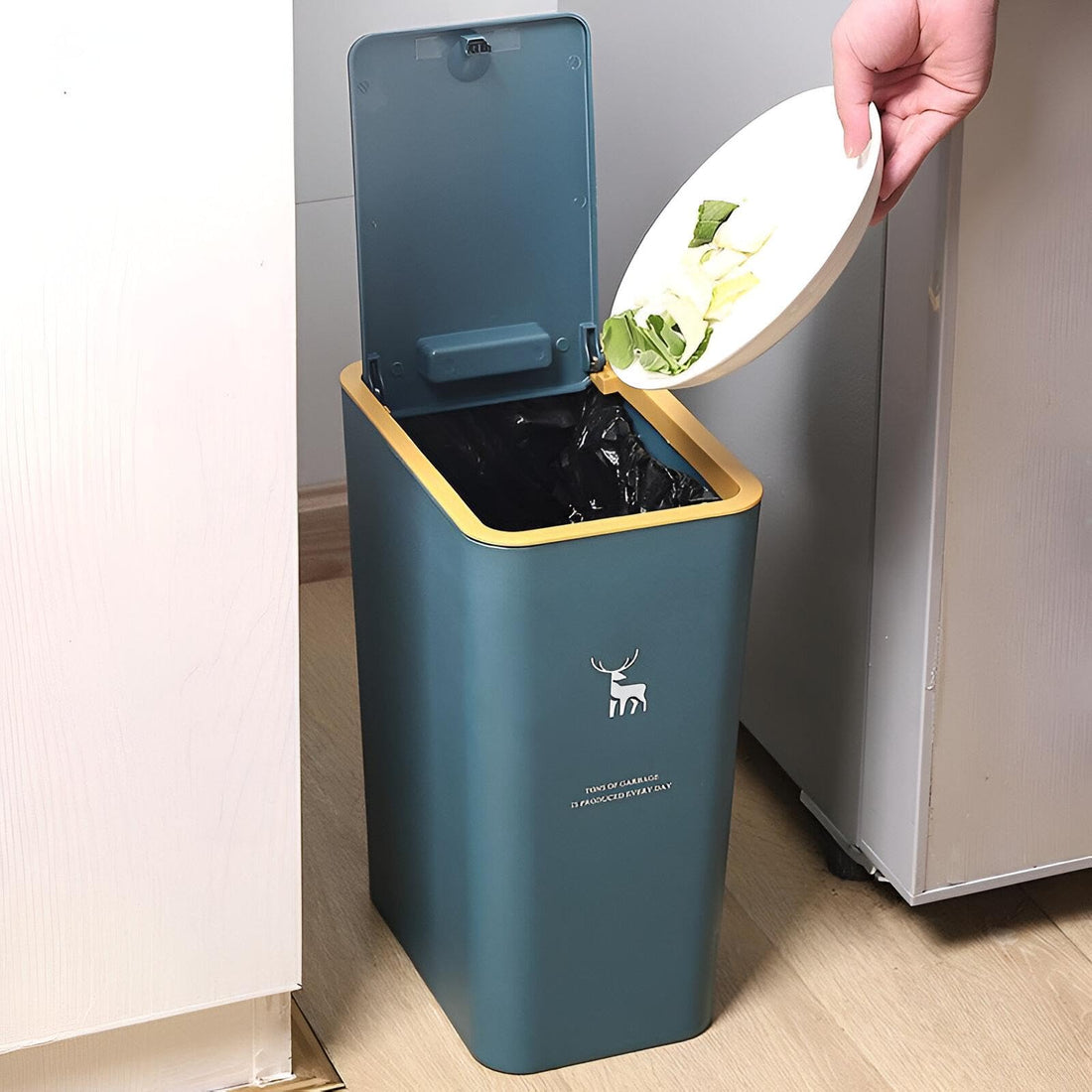 Compact Garbage Can - Perfect for tight spaces, this stylish waste container features a lid to keep odors contained and your area looking clean. (مقاس 15 لتر)