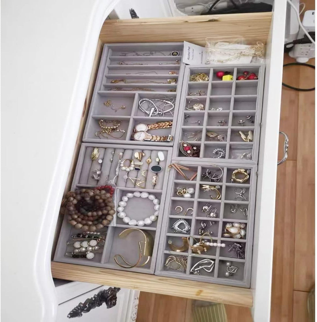 "Dream Velvet Organizer 4 * 1 - Perfect Arrangement for Jewelry, Rings and Necklaces - Practical and Creative Design"