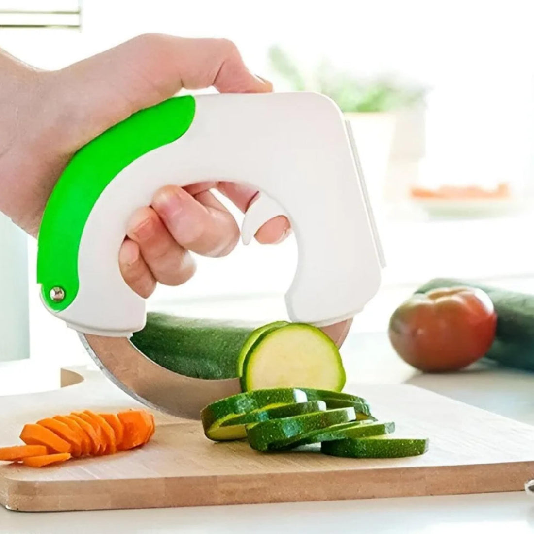 Round kitchen knife from BOLO, operated manually with simple pressure when cutting, a unique type of kitchen knife from a distinctive set of knives, designed for cutting vegetables and pizza.