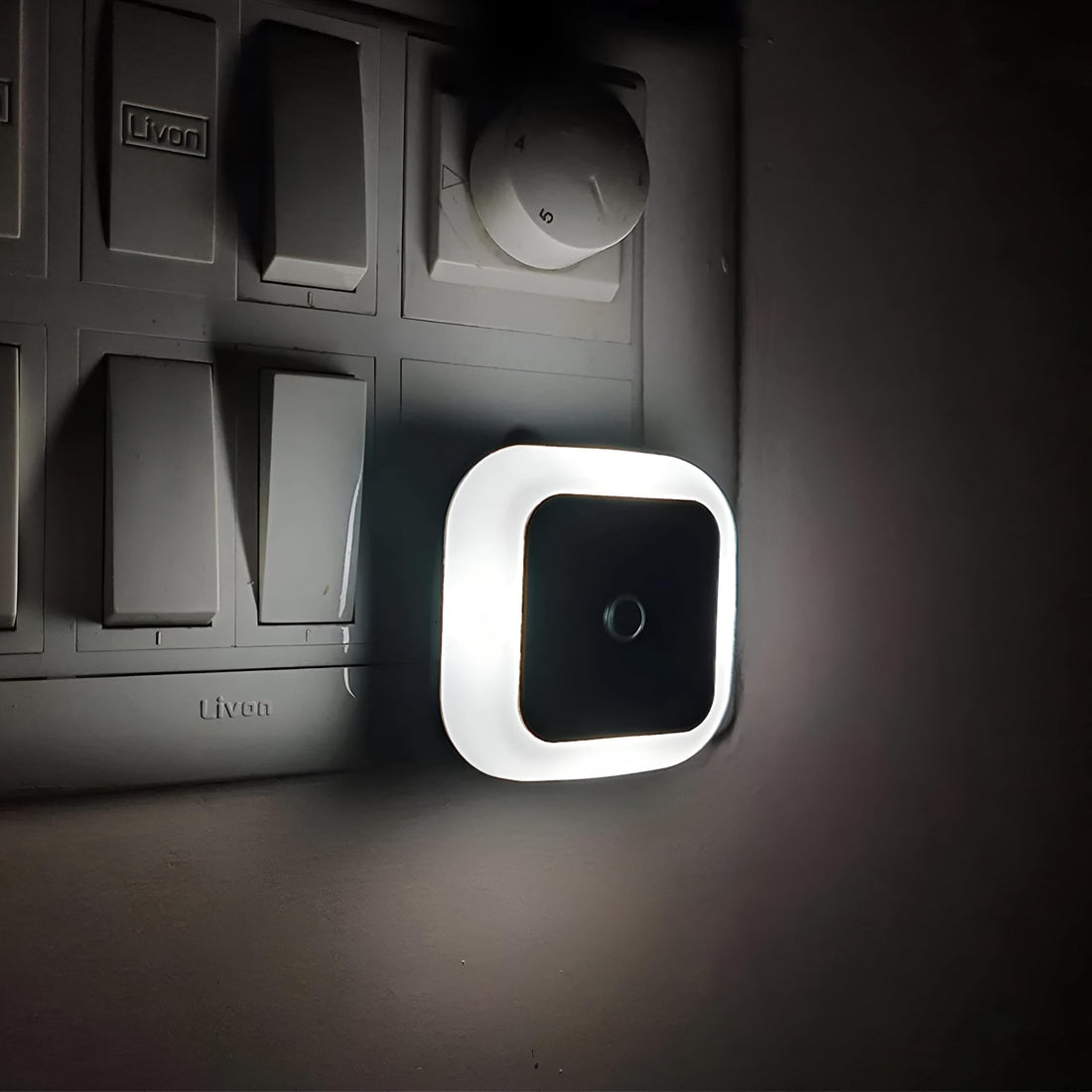Smart LED Sensor Light - Wireless, Auto-Activated Spotlight with Energy-Saving Features, Ideal for Indoor and Outdoor Use in Various Environments (1 pcs2)