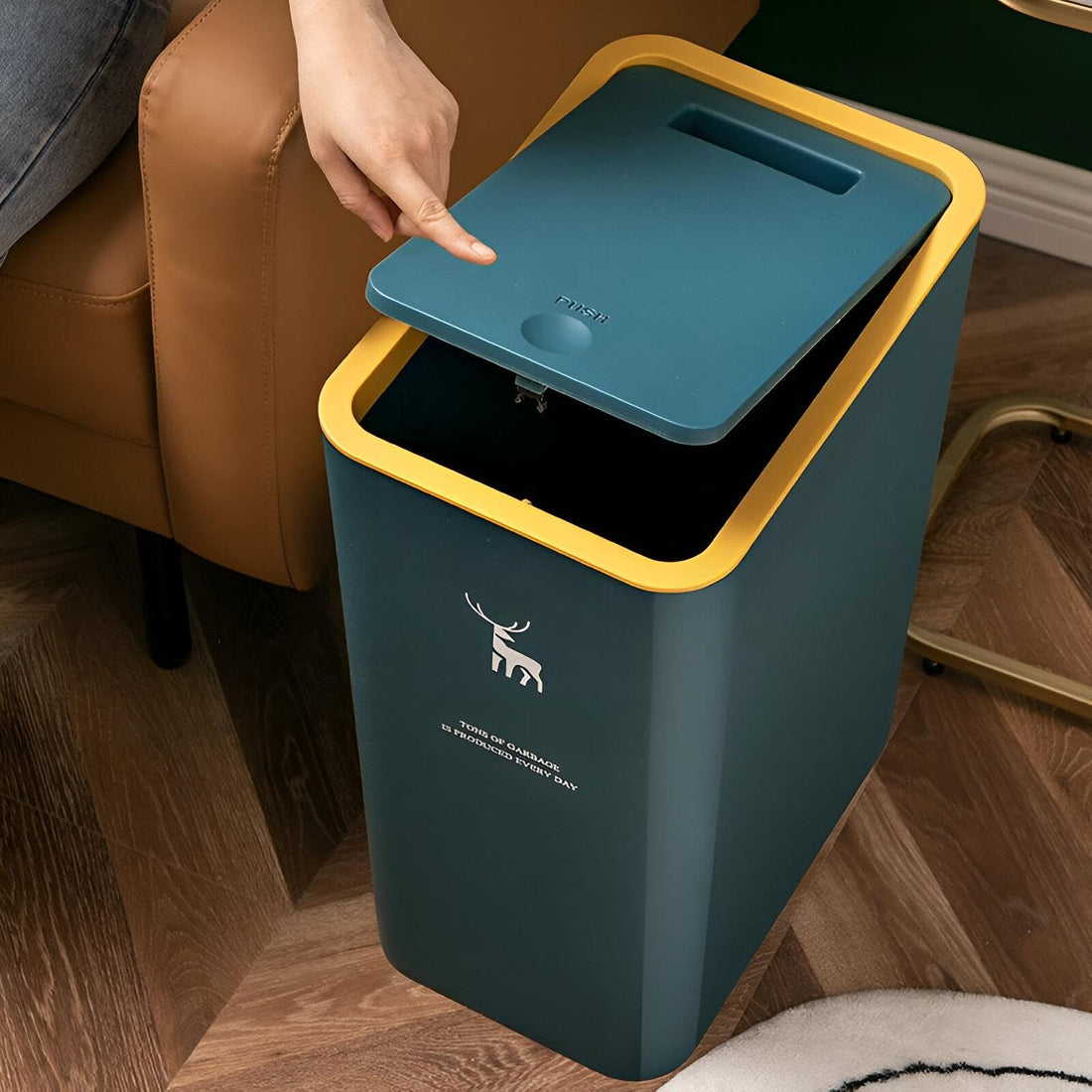 Compact Garbage Can - Perfect for tight spaces, this stylish waste container features a lid to keep odors contained and your area looking clean. (مقاس 10 لتر)