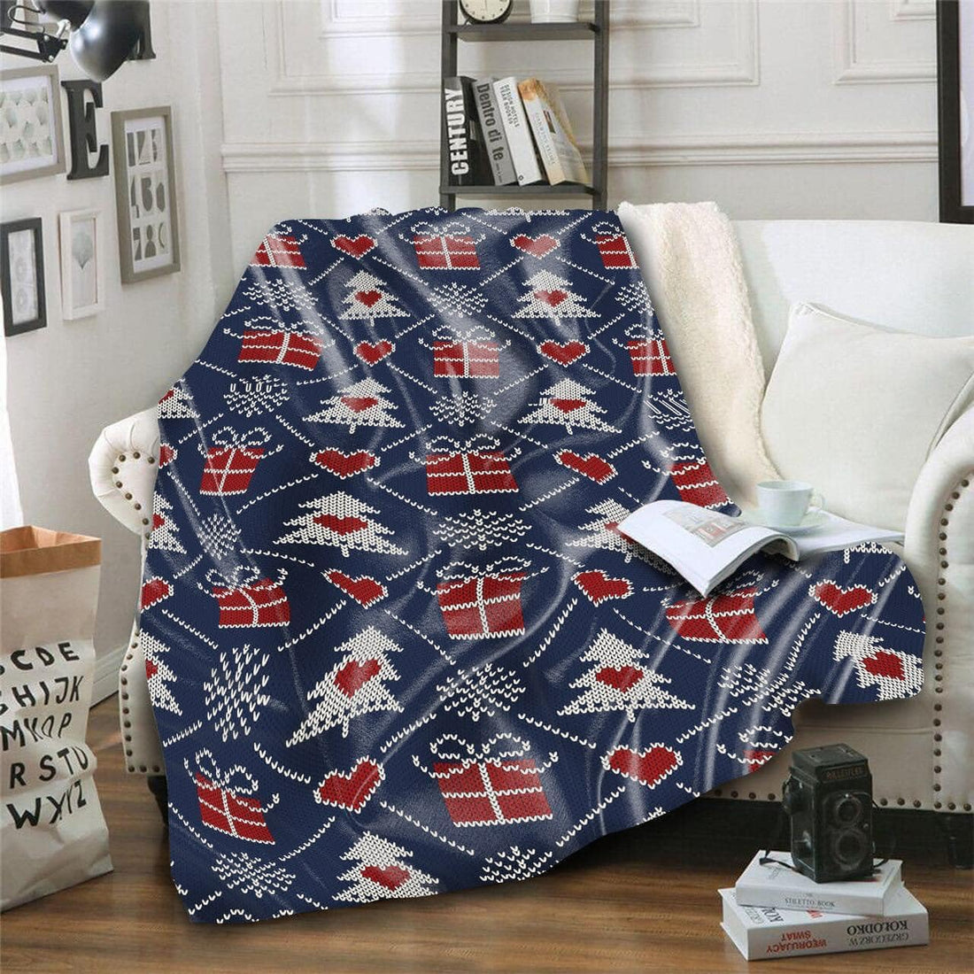 Festive Pattern Blanket with Hearts and Trees - Blue and Red - Christmas-Themed Fleece Blanket - 120x160 cm - with Festive Patterns - Soft Warm Velvet Fabric - Perfect for Winter Cold Nights.
