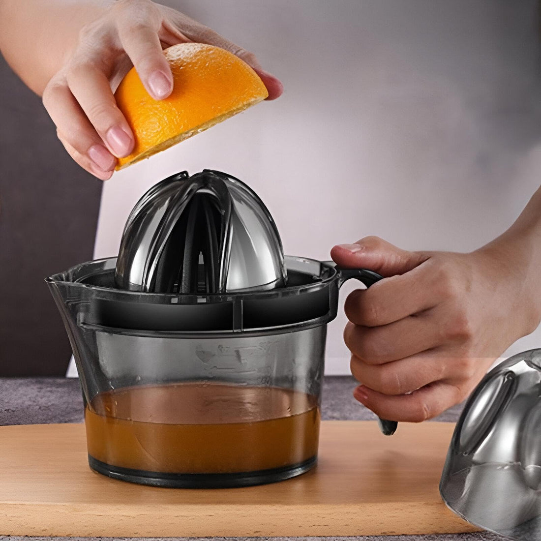 Manual Juicer - Compact Citrus Squeezer for Easy Juice Extraction from Oranges and Lemons, 500 ml Capacity, Stylish and Functional Design