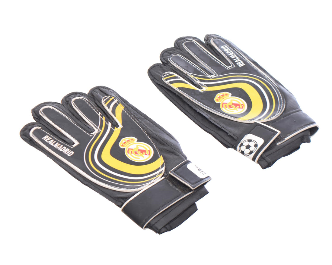 Generic. Goalkeeper Gloves For Real Madrid's children's clubs with Protective Bone Inserts Made Of Premium Quality - Multicolor