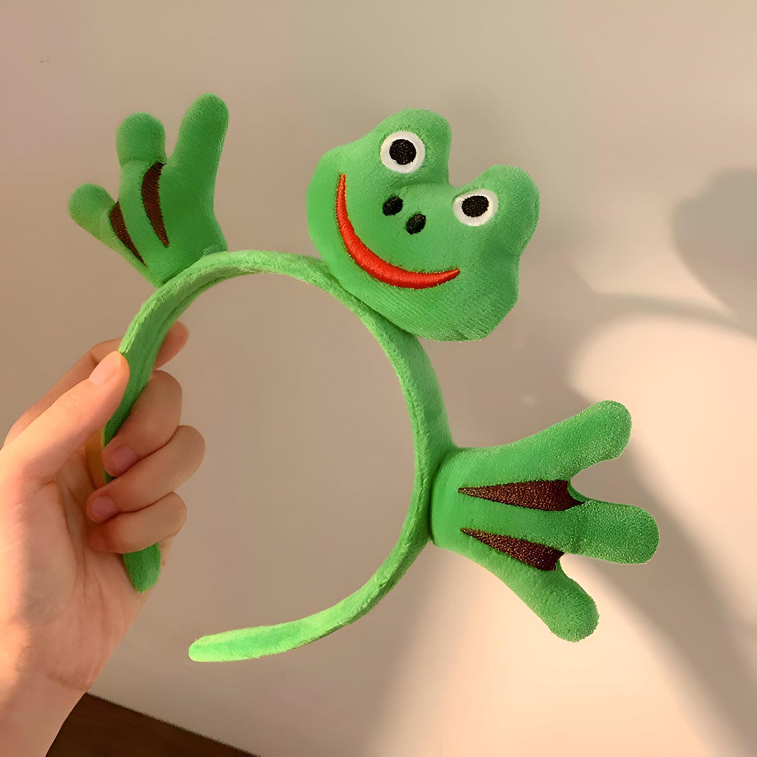 Frog Fun - funny frog makeup headband with a wide-brim design and elastic to fit most head sizes; soft satin-like fabric; perfect for makeup days, parties, selfies, and playful looks. (1PC)