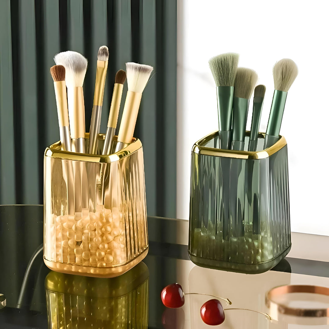 Transparent makeup brush and lipstick organizer, small size fits anywhere, holds eyeliner and eyebrow pencils neatly. Promotes organizing your daily beauty routine in a practical way