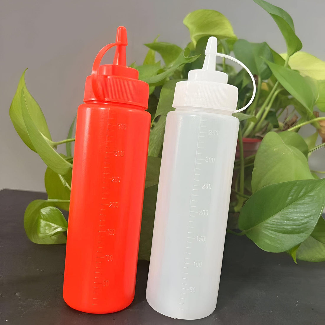 Tomato Sauce Bottle - A multifunctional plastic bottle for tomato sauce, mayonnaise, and chocolate sauce, perfect for kitchens and restaurants (model 4)