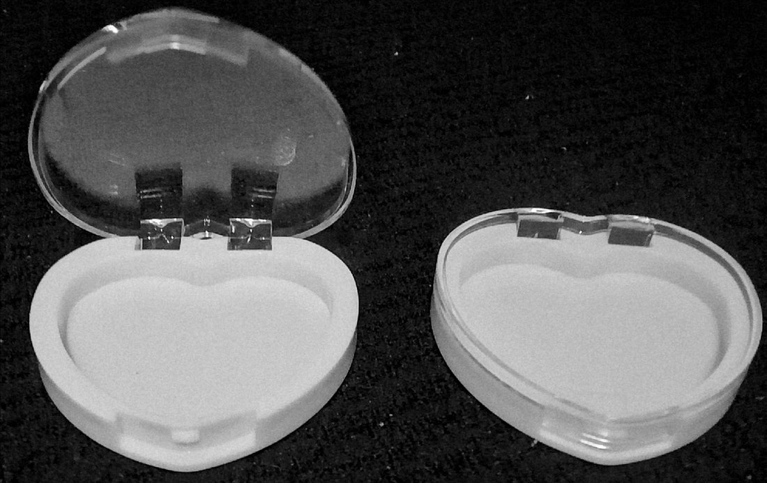 2 Pieces 5g Heart Shape Eyeshadow Blusher Empty Refillable Eye Shadow Blusher Container