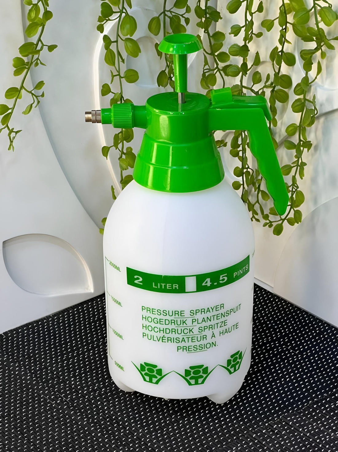 Plant Sprayer - 2L Garden Pressure Water Bottle for Herbicides, Insecticides, Fertilizers, Plants, and Flowers, Sturdy Spray Container for Reliable Gardening and Agricultural Use (model 1)